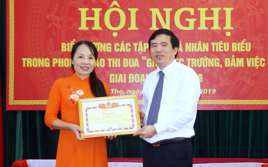 Ông Nguyễn Minh Tường - Giám đốc Sở GD&ĐT Phú Thọ trao tặng Bằng khen của Công đoàn Giáo dục Việt Nam cho nữ nhà giáo Nguyễn Thị Thu Hà vì có thành tích xuất sắc trong phong trào thi đua "Giỏi việc trường - Đảm việc nhà" Ông Nguyễn Minh Tường - Giám đốc Sở GD&ĐT Phú Thọ trao tặng Bằng khen của Công đoàn Giáo dục Việt Nam cho nữ nhà giáo Nguyễn Thị Thu Hà vì có thành tích xuất sắc trong phong trào thi đua "Giỏi việc trường - Đảm việc nhà"