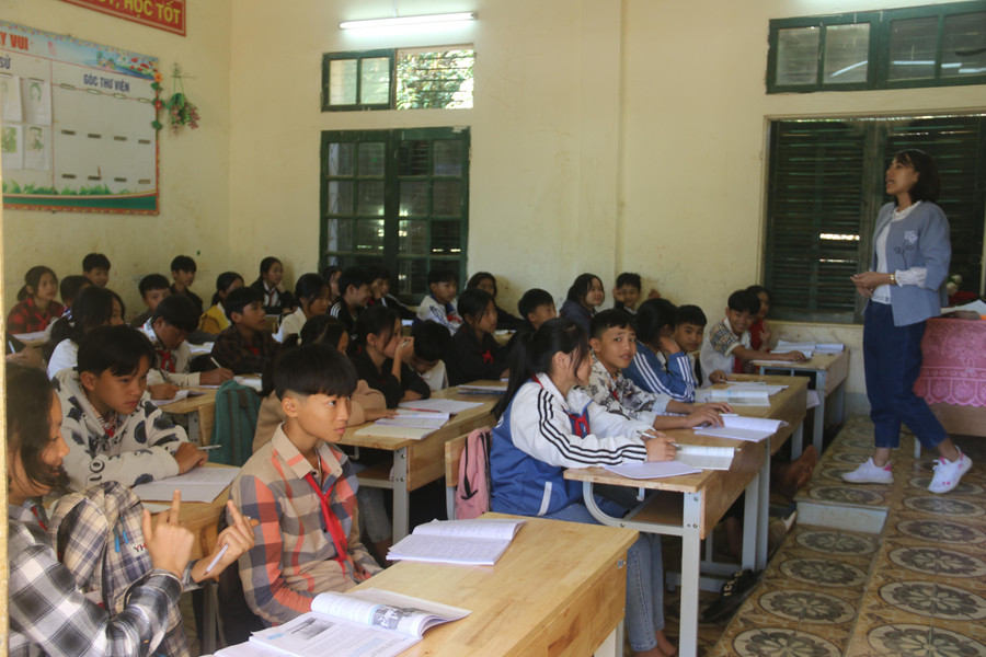 Giáo viên trường Tiểu học và THCS Mường Lầm lồng ghép nội dung học tập với giáo dục đạo đức lối sống cho học sinh. Giáo viên trường Tiểu học và THCS Mường Lầm lồng ghép nội dung học tập với giáo dục đạo đức lối sống cho học sinh.