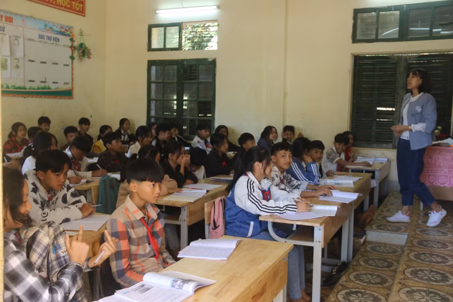 Giáo viên trường Tiểu học và THCS Mường Lầm lồng ghép nội dung học tập với giáo dục đạo đức lối sống cho học sinh.