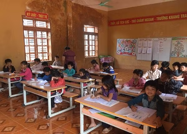 Các em học sinh điểm trường Nông - Tin đang học tập tại phòng học kiên cố và khang trang.