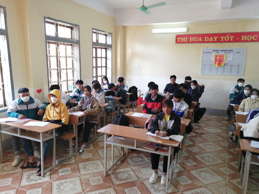 Học sinh Trường THCS Phiêng Khoài đang học tập tại lớp. Học sinh Trường THCS Phiêng Khoài đang học tập tại lớp.