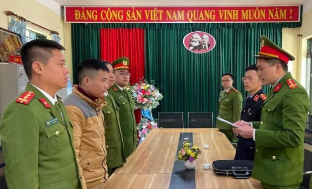 Cơ quan CSĐT đọc ra quyết định khởi tố bị can và thi hành lệnh bắt tạm giam đối với Nguyễn Như Thành (thứ 2 bên trái). Cơ quan CSĐT đọc ra quyết định khởi tố bị can và thi hành lệnh bắt tạm giam đối với Nguyễn Như Thành (thứ 2 bên trái).