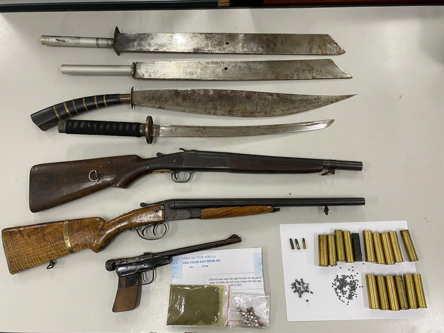 Các khẩu súng và đạn, thuốc nổ thu giữ tại vụ án. Các khẩu súng và đạn, thuốc nổ thu giữ tại vụ án.