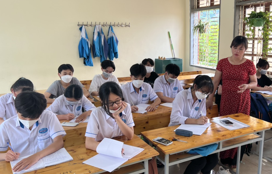 Một tiết học của cô trò Trường THCS Chất lượng cao, thị trấn Hát Lót, huyện Mai Sơn. Một tiết học của cô trò Trường THCS Chất lượng cao, thị trấn Hát Lót, huyện Mai Sơn.