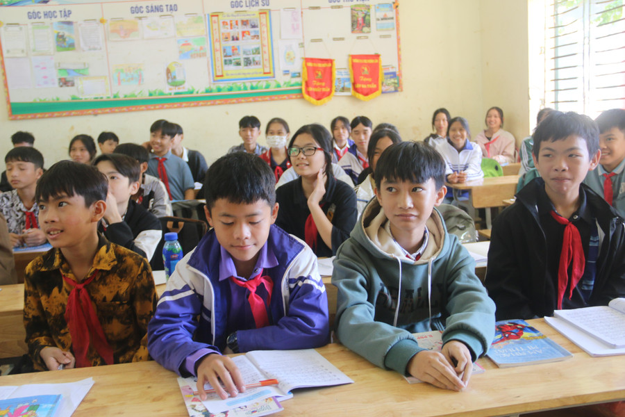 Con em đồng bào vùng cao phấn khởi theo học.