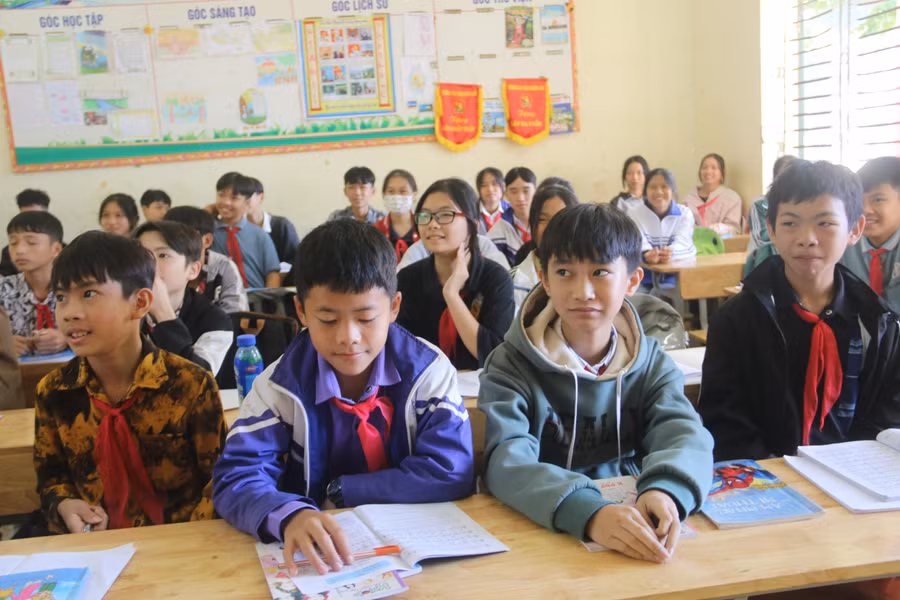 Con em đồng bào vùng cao phấn khởi theo học.