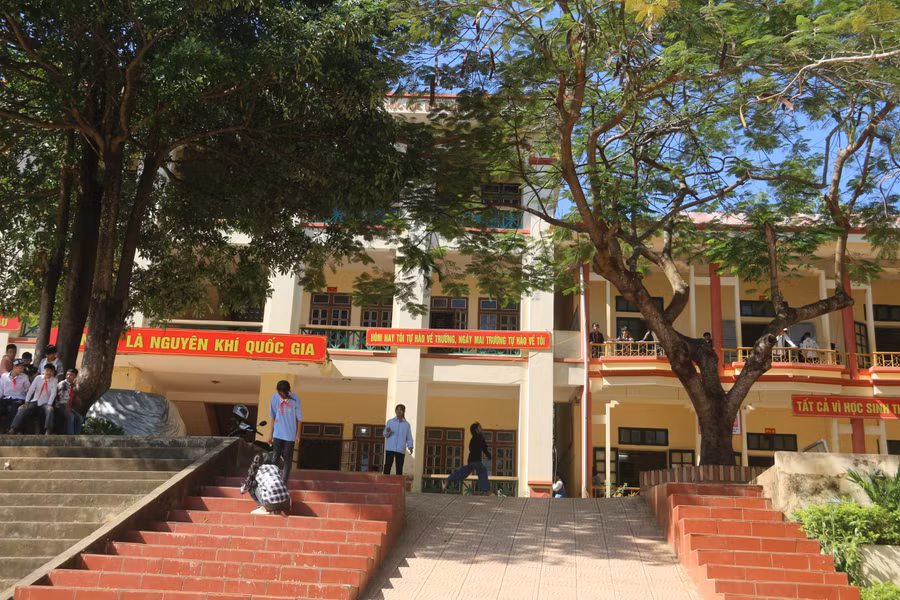 Cơ sở vật chất được xây dựng khang trang giúp học sinh yên tâm học tập.