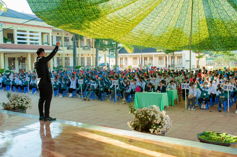 Thầy và trò Trường THPT Phiêng Khoài trong buổi học ngoại khoá.