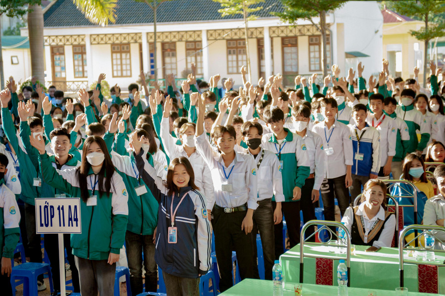 Việc đầu tư cơ sở vật chất trường lớp học theo hướng chuẩn hóa sẽ tạo điều kiện tốt cho học sinh yên tâm học tập.