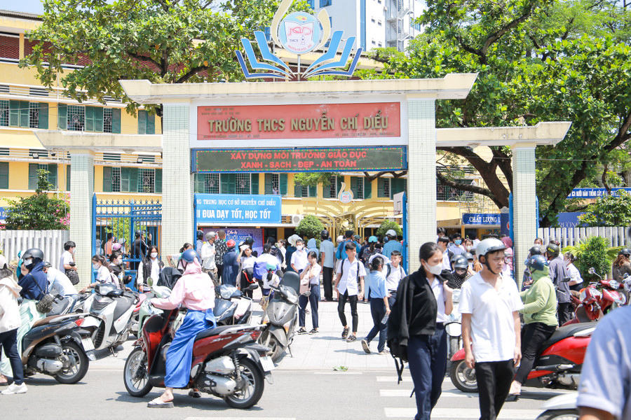 Thí sinh kết thúc môn thi đầu tiên tại điểm thi Trường THCS Nguyễn Chí Diểu, TP Huế. Thí sinh kết thúc môn thi đầu tiên tại điểm thi Trường THCS Nguyễn Chí Diểu, TP Huế.