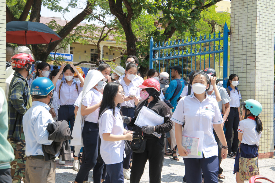 Theo ghi nhận, hầu hết các thí sinh rời khỏi điểm thi trong tâm lý thoải mái, hào hứng và vui vẻ. Theo ghi nhận, hầu hết các thí sinh rời khỏi điểm thi trong tâm lý thoải mái, hào hứng và vui vẻ.