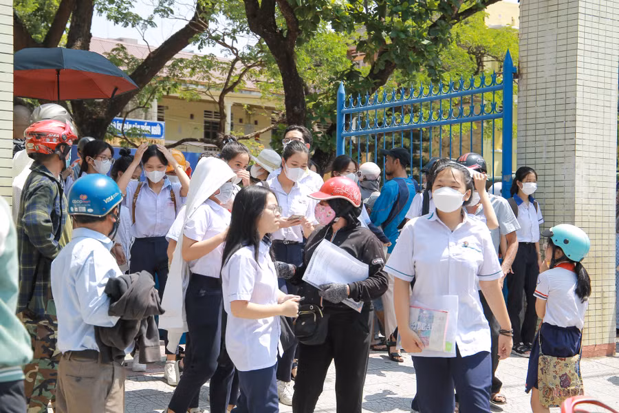 Theo ghi nhận, hầu hết các thí sinh rời khỏi điểm thi trong tâm lý thoải mái, hào hứng và vui vẻ.