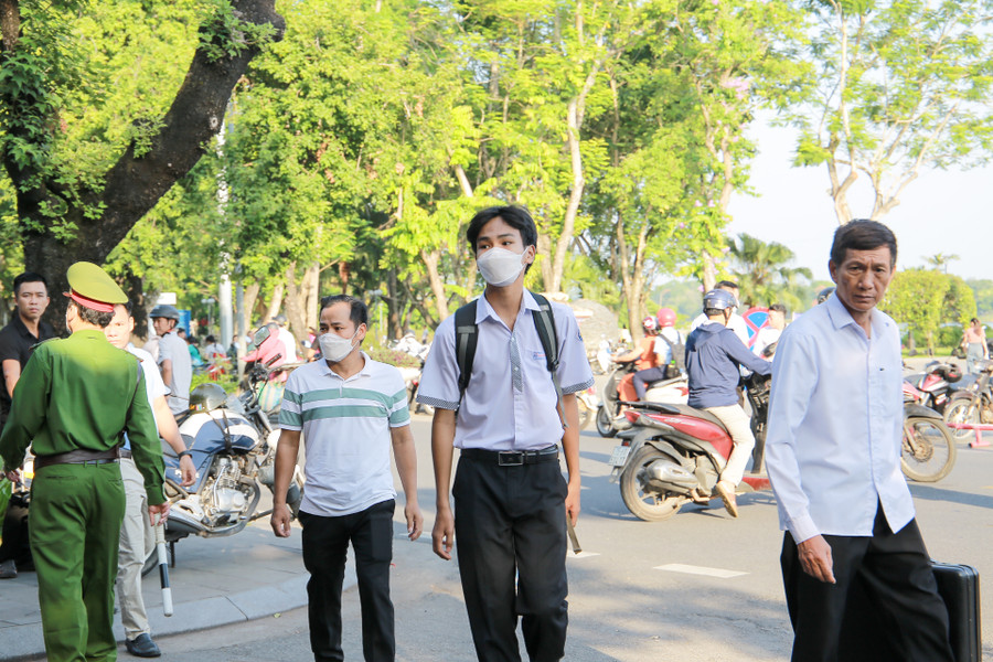 Nhiều thí sinh và phụ huynh có mặt từ sáng sớm tại điểm thi. Nhiều thí sinh và phụ huynh có mặt từ sáng sớm tại điểm thi.