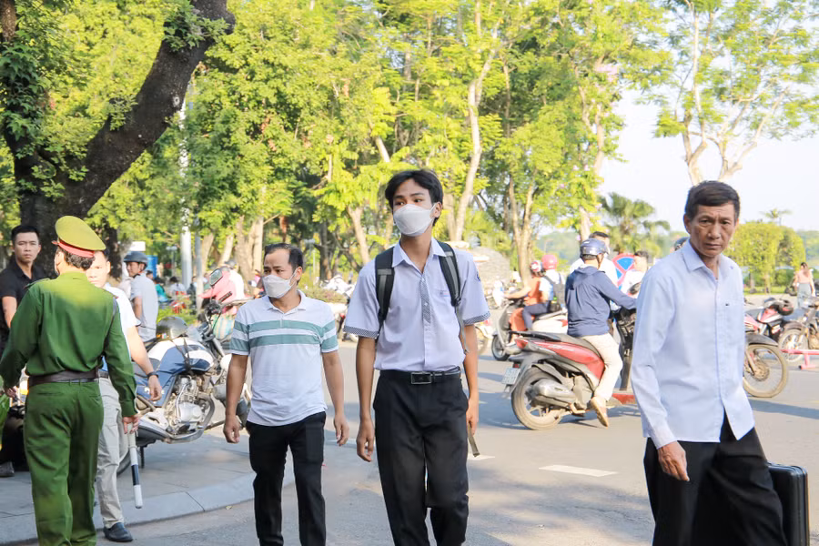 Nhiều thí sinh và phụ huynh có mặt từ sáng sớm tại điểm thi.