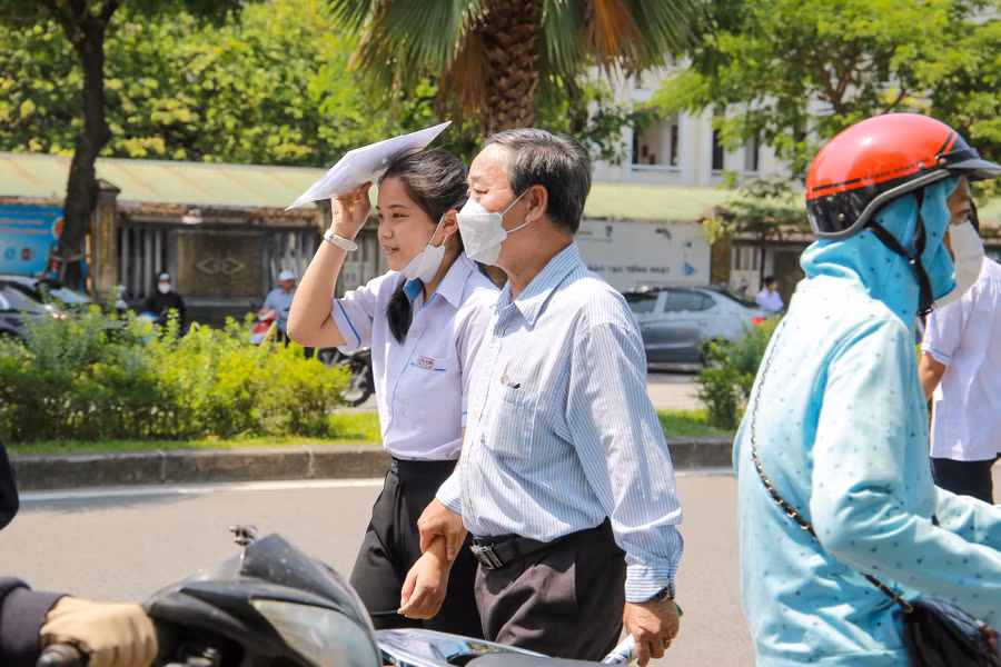 Phụ huynh có mặt để đón con, chia sẻ và động viên các thí sinh ở những môn thi tiếp theo. (Ảnh: Hoàng Hải).