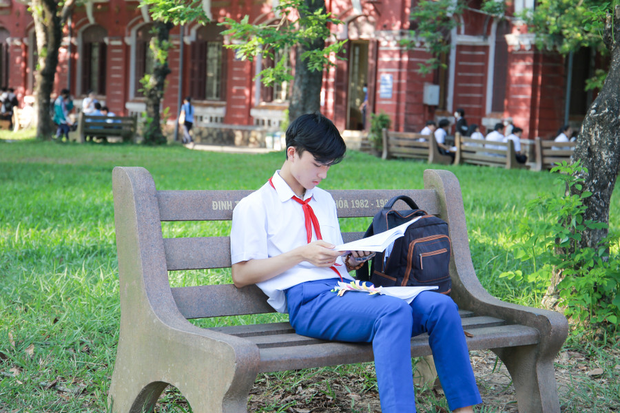 Một số thí sinh đến từ sớm và xem lại kiến thức trước khi vào phòng thi. Một số thí sinh đến từ sớm và xem lại kiến thức trước khi vào phòng thi.