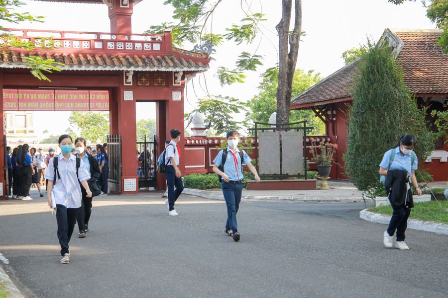 Từ sáng sớm đã có nhiều thí sinh tới điểm thi. Từ sáng sớm đã có nhiều thí sinh tới điểm thi.