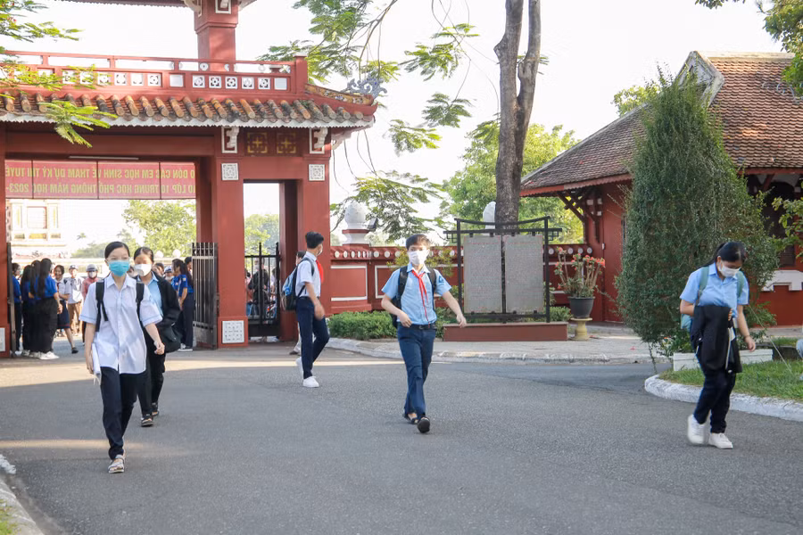 Từ sáng sớm đã có nhiều thí sinh tới điểm thi.