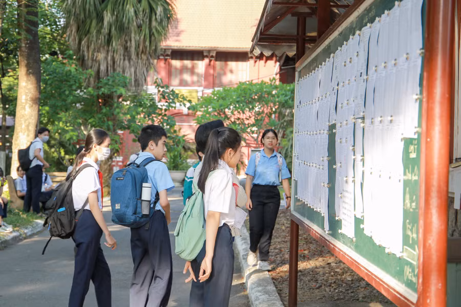 Các thí sinh xem lại danh sách phòng thi, số báo danh.