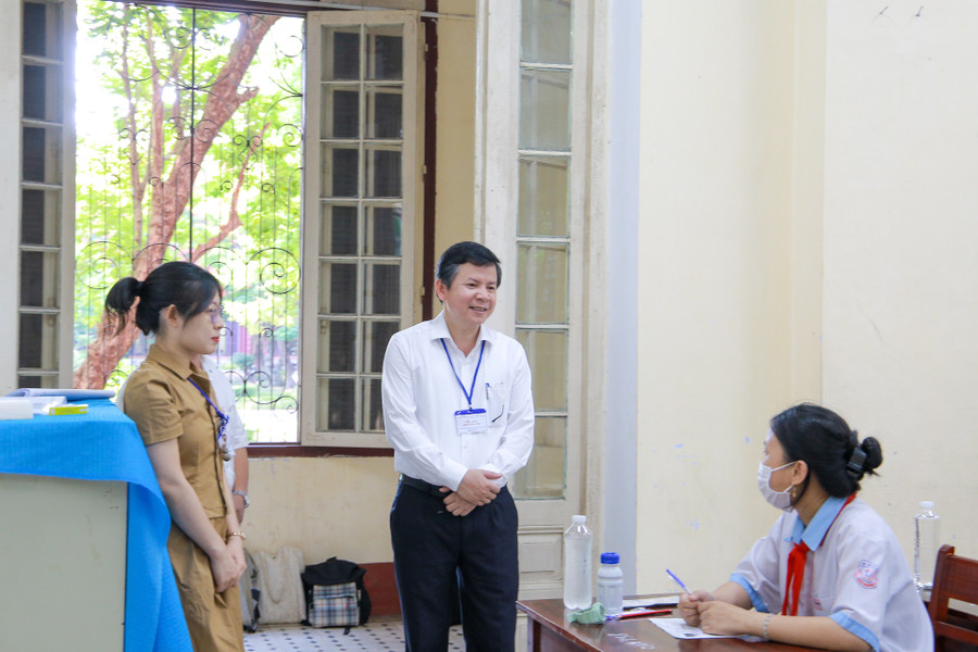 Ông Nguyễn Tân – Giám đốc Sở GD&ĐT tỉnh Thừa Thiên – Huế động viên tinh thần thí sinh trước khi bắt đầu làm bài. Ông Nguyễn Tân – Giám đốc Sở GD&ĐT tỉnh Thừa Thiên – Huế động viên tinh thần thí sinh trước khi bắt đầu làm bài.