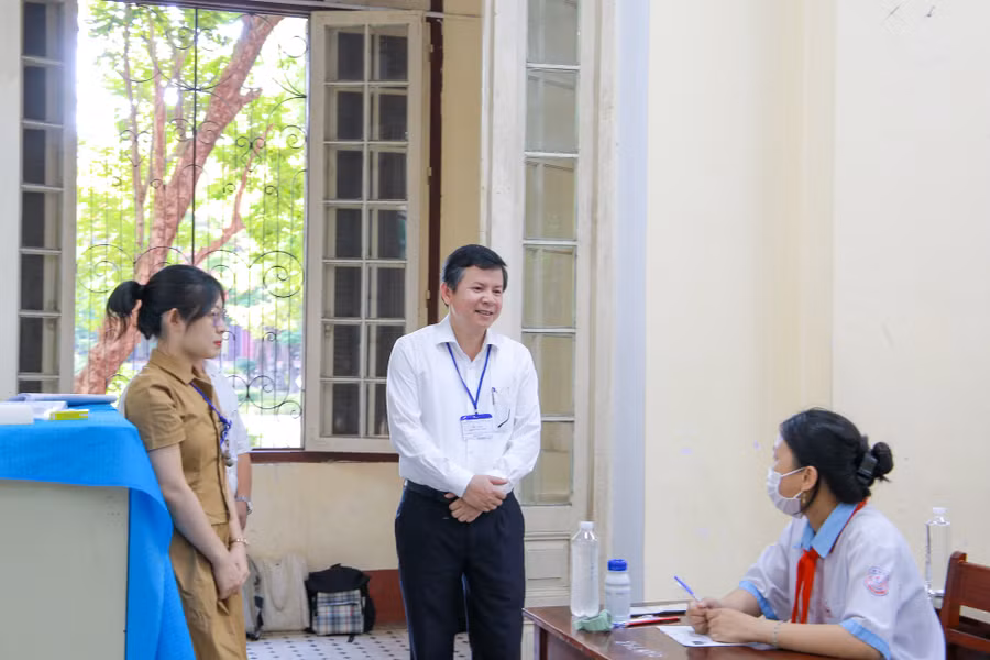 Ông Nguyễn Tân – Giám đốc Sở GD&amp;ĐT tỉnh Thừa Thiên – Huế động viên tinh thần thí sinh trước khi bắt đầu làm bài.