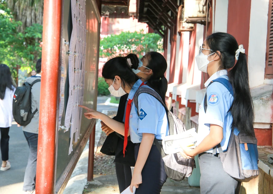 Thí sinh xem danh sách phòng thi tại điểm thi Trường THPT chuyên Quốc học Huế. (Ảnh: Hoàng Hải)