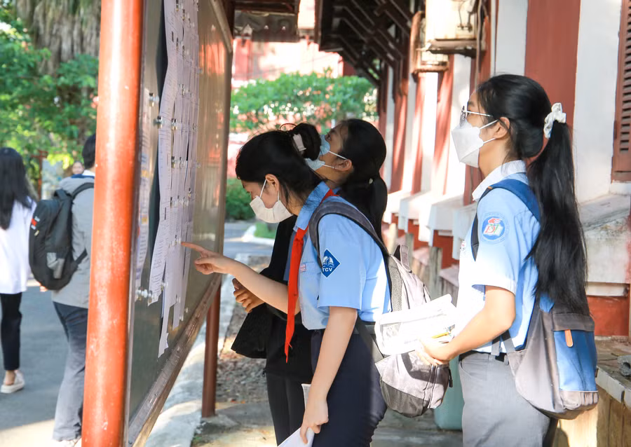 Thí sinh xem danh sách phòng thi tại điểm thi Trường THPT chuyên Quốc học Huế. (Ảnh: Hoàng Hải)