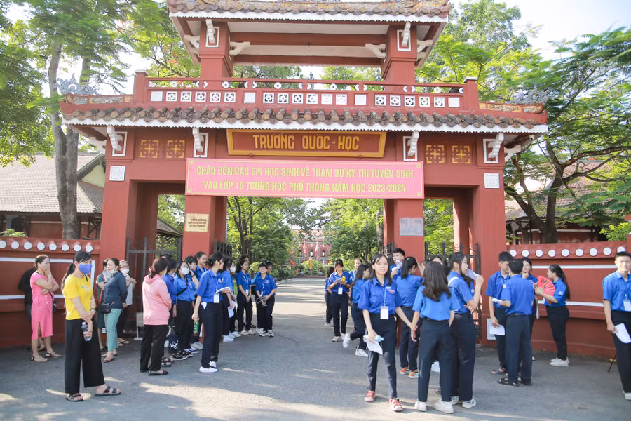 Các tình nguyện viên trước cổng trường điểm thi hỗ trợ cho thí sinh. (Ảnh: Hoàng Hải).