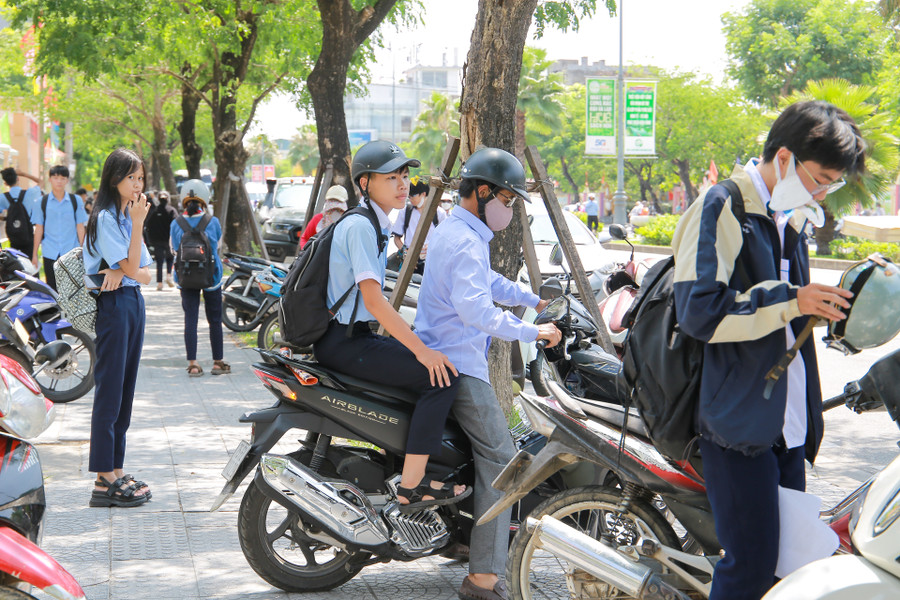 Phụ huynh chờ đón con. Phụ huynh chờ đón con.