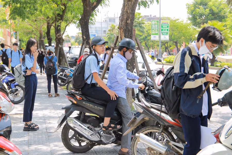 Phụ huynh chờ đón con.