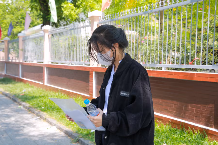 Một thí sinh xem lại thông tin sau khi kết thúc môn Ngữ văn.