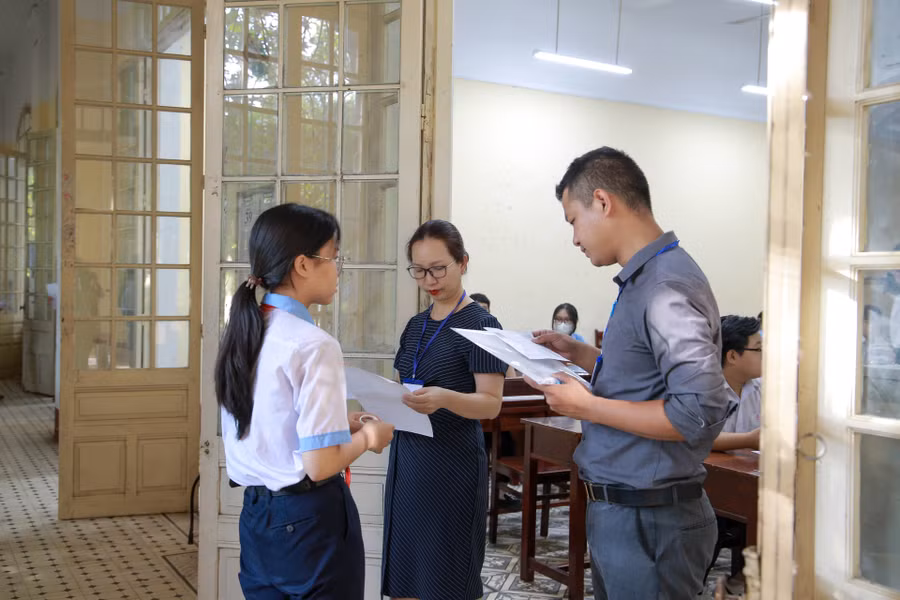 Cán bộ coi thi kiểm tra thông tin thí sinh trước khi vào phòng thi.