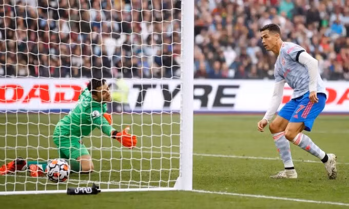 Ronaldo ghi bàn thứ 4 sau 3 trận cho "Quỷ đỏ".