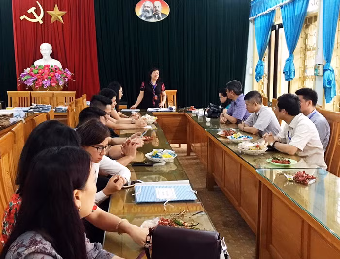 Cán bộ coi thi điểm thi Phủ Thông họp thống nhất các hoạt động ngày 24/6