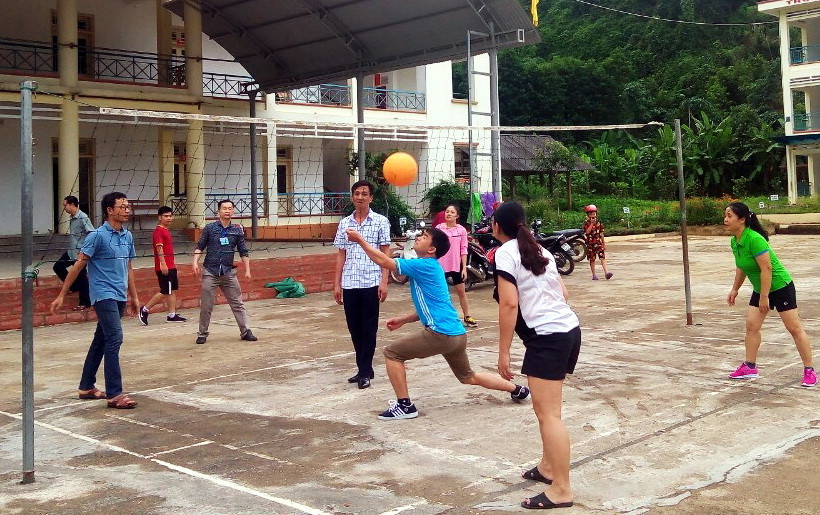 Các giảng viên của Trường ĐH Khoa học làm nhiệm vụ coi thi tại cụm thi tỉnh Bắc Cạn giao lưu bóng chuyền với giáo viên sở tại Các giảng viên của Trường ĐH Khoa học làm nhiệm vụ coi thi tại cụm thi tỉnh Bắc Cạn giao lưu bóng chuyền với giáo viên sở tại