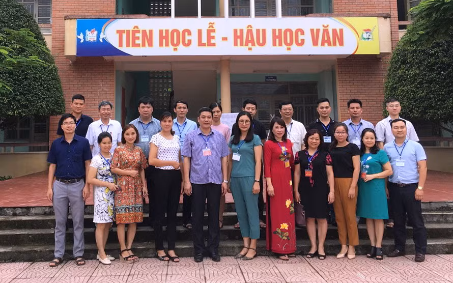 PGS.Tiến Sĩ Nguyễn Văn Đăng - Hiệu trưởng ĐH Khoa học (thứ 5 từ trái sang) với các giảng viên làm nhiệm vụ coi thi tại cụm thi tỉnh Bắc Cạn.