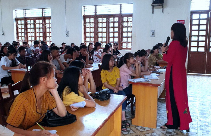 TS Lê Thị Ngân chia sẻ kinh nghiệm làm bài thi Ngữ văn tại điểm thi Trường THPT Phủ Thông (huyện Phủ Thông, Bắc Cạn) TS Lê Thị Ngân chia sẻ kinh nghiệm làm bài thi Ngữ văn tại điểm thi Trường THPT Phủ Thông (huyện Phủ Thông, Bắc Cạn)