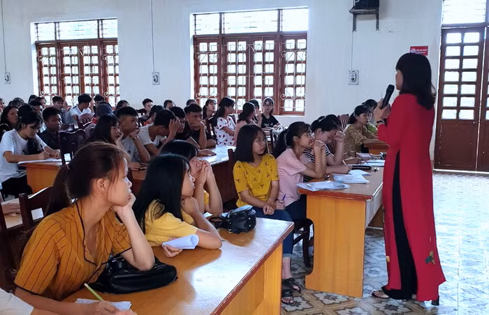 TS Lê Thị Ngân chia sẻ kinh nghiệm làm bài thi Ngữ văn tại điểm thi Trường THPT Phủ Thông (huyện Phủ Thông, Bắc Cạn)