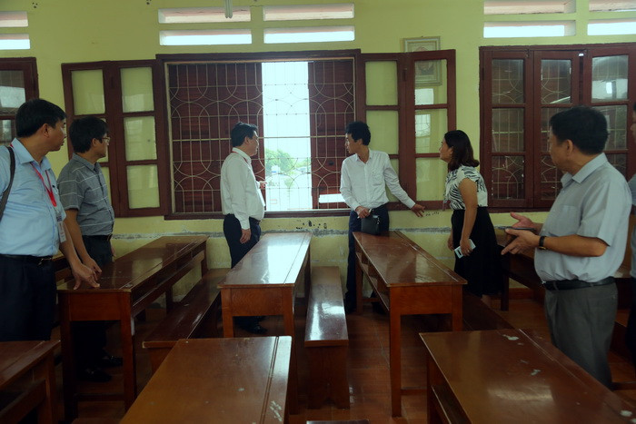 Thứ trưởng Nguyễn Hữu Độ lưu ý các cán bộ coi thi phải đóng kín cửa số khi coi thi Thứ trưởng Nguyễn Hữu Độ lưu ý các cán bộ coi thi phải đóng kín cửa số khi coi thi