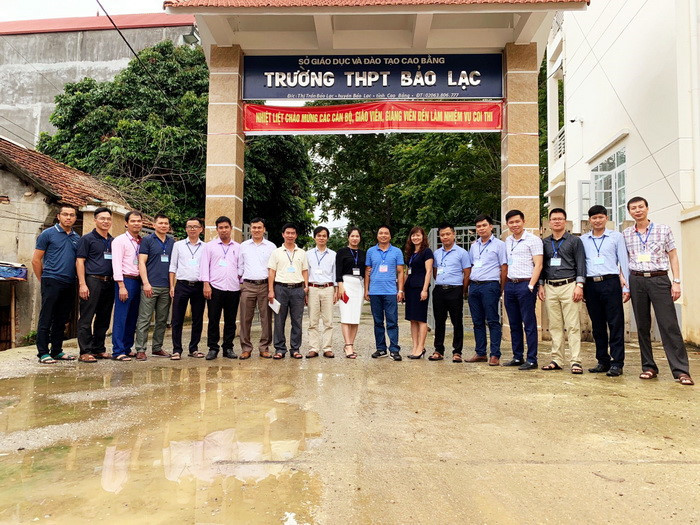 Giảng viên Lê Minh Thành với các cán bộ coi thi củaTrường ĐH Kỹ thuật Công nghiệp tại điểm thi Trường THPT Bảo Lạc (huyện Bảo Lạc, tỉnh Cao Bằng) Giảng viên Lê Minh Thành với các cán bộ coi thi củaTrường ĐH Kỹ thuật Công nghiệp tại điểm thi Trường THPT Bảo Lạc (huyện Bảo Lạc, tỉnh Cao Bằng)