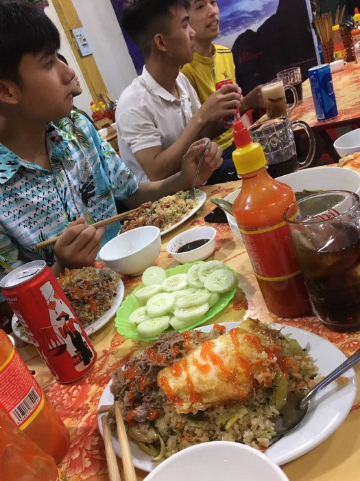 Thí sinh của Trường THPT Quyết Tiến với bữa ăn tại Trường trong ngày 24/6 trước khi bước vào kỳ thi Thí sinh của Trường THPT Quyết Tiến với bữa ăn tại Trường trong ngày 24/6 trước khi bước vào kỳ thi