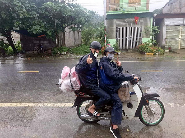 Hai thí sinh của Trường THPT Quyết Tiến mặc áo mưa đến điểm thi tại Trường THPT Quản Bạ (huyện Quản Bạ, Hà Giang). Hai thí sinh của Trường THPT Quyết Tiến mặc áo mưa đến điểm thi tại Trường THPT Quản Bạ (huyện Quản Bạ, Hà Giang).