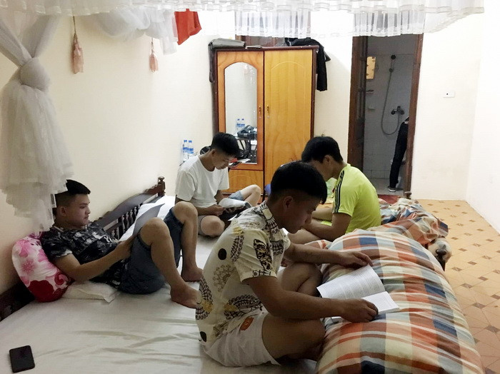 Thí sinh của Trường THPT Quyết Tiến (huyện Quản Bạ, Hà Giang tranh thủ ôn thi tại phòng trọ gần điểm thi Trường THPT Quản Bạ Thí sinh của Trường THPT Quyết Tiến (huyện Quản Bạ, Hà Giang tranh thủ ôn thi tại phòng trọ gần điểm thi Trường THPT Quản Bạ