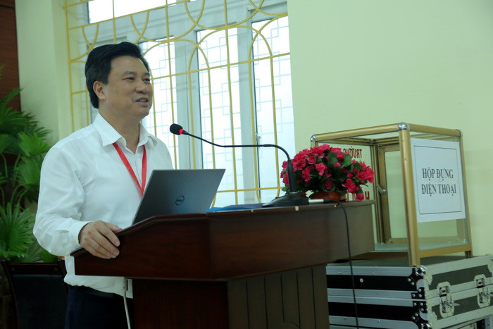 Thứ trưởng Nguyễn Hữu Độ phát biểu động viên cán bộ coi thi tại điểm thi Trường THPT Lý Thường Kiệt Thứ trưởng Nguyễn Hữu Độ phát biểu động viên cán bộ coi thi tại điểm thi Trường THPT Lý Thường Kiệt