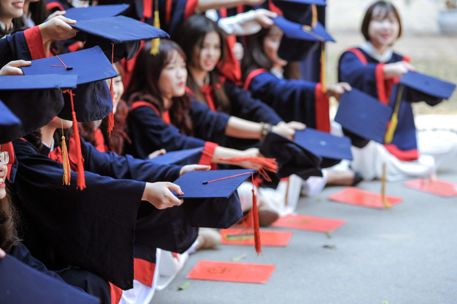 Sinh viên sư phạm mong muốn đào tạo gắn với thực hành của nhà trường. Sinh viên sư phạm mong muốn đào tạo gắn với thực hành của nhà trường.