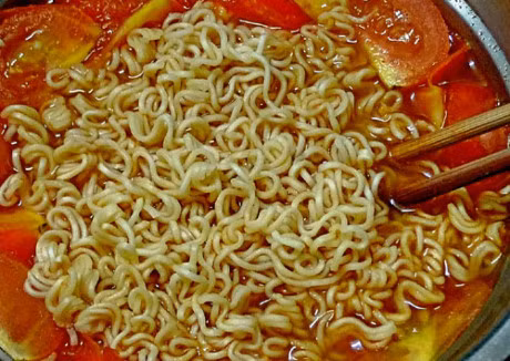 My tom: Mon an nhanh tiem an hang loat nguy co 