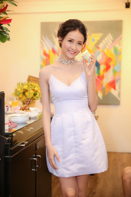 Hoa khôi Nam Em vai trần trễ nải sau khi bị nhắc nhở vì quá sexy - Ảnh 7 Hoa khoi Nam Em vai tran tre nai sau khi bi nhac nho vi qua sexy - Anh 7