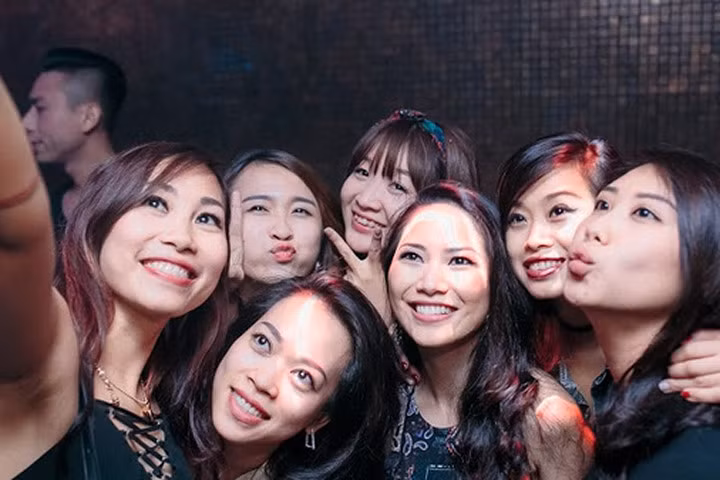 Khán giả trẻ cuồng nhiệt với cặp DJ hot sinh đôi
