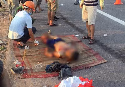 Dung tren cao toc, nguoi dan ong bi xe tai can tu vong - Anh 1