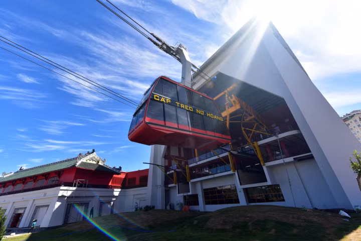 Cáp treo "xe bus hai tầng" lơ lửng trên vịnh Hạ Long